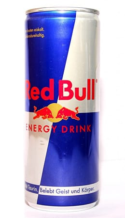 "Red Bull" - Preis pro 250 ml: 1,49 Euro; Taurin (g/250 ml): 967 Milligramm; Koffein (g/250 ml): 79 Milligramm; Zucker (g/250 ml): 27 Gramm.