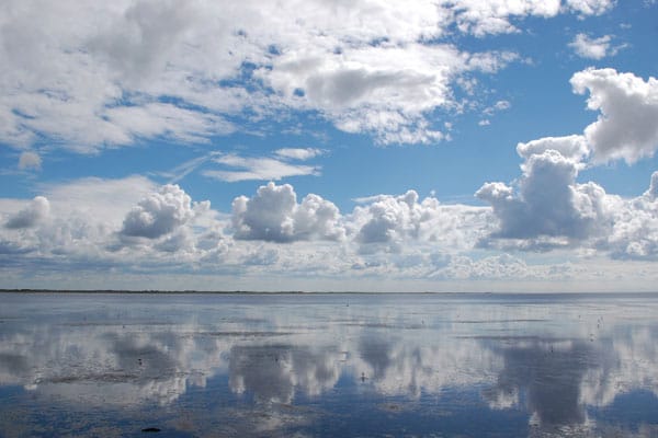 Wenn Wolken sich im Wasser spiegeln - bei der Fahrt mit dem Mandø-Bus haben die Passagiere einen weiten Blick über das Wattenmeer vor der jütländischen Küste.