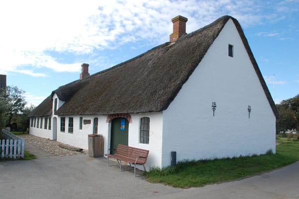 Typisches Reetdachhaus von der Küste - im Inneren des Mandø-Museums bekommen Besucher einen Einblick in das Alltagsleben früherer Zeiten.