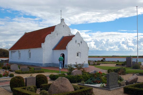 Kleine Kirche auf kleiner Insel - sie hat zwei Eingänge, durch die man das Gebäude je nach Windrichtung betreten kann.