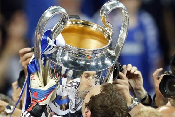Begehrtes Objekt: Der Siegerpokal der Champions League.