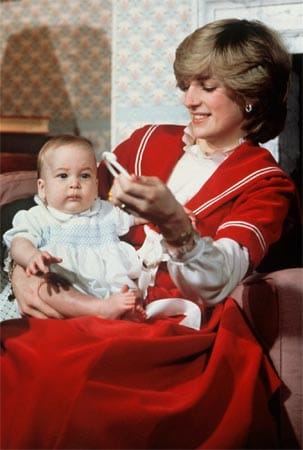 Der kleine William mit seiner Mutter kurz vor seinem ersten Geburtstag. Bald darauf war es mit dem Einzelkind-Dasein vorbei: 1984 wurde Bruder Harry geboren.