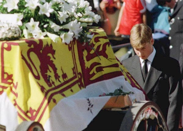Am 31. August 1997 dann der Schock: Lady Diana starb bei einem Autounfall in Paris. Die Bilder von Prinz William, der mit gesenktem Kopf dem Sarg seinem "Mummy" hinterherlief, gingen um die Welt. Millionen hatten Mitleid mit dem 15-jährigen Halbwaisen und seinem Bruder Harry.