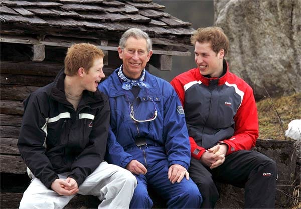 Nach dem Tode Dianas wurde die Thronfolger-Familie zum Männerhaushalt. Prinz Charles und seine beiden Söhne scheinen sich blendend zu verstehen - und trotz seiner turbulenten Kindheit entwickelte sich William zum Musterprinzen.