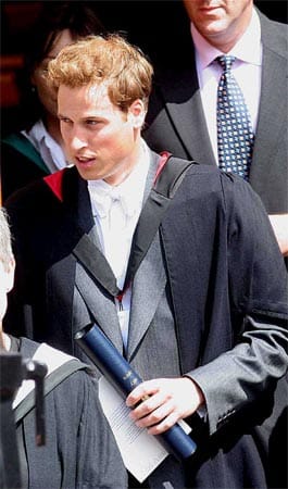Anschließend studierte William Kunstgeschichte und Geografie an der St. Andrews Universität in Schottland, wo er seine zukünftige Ehefrau Kate Middleton kennenlernte. 2005 schloss der Prinz das Studium mit dem Master-Grad ab.
