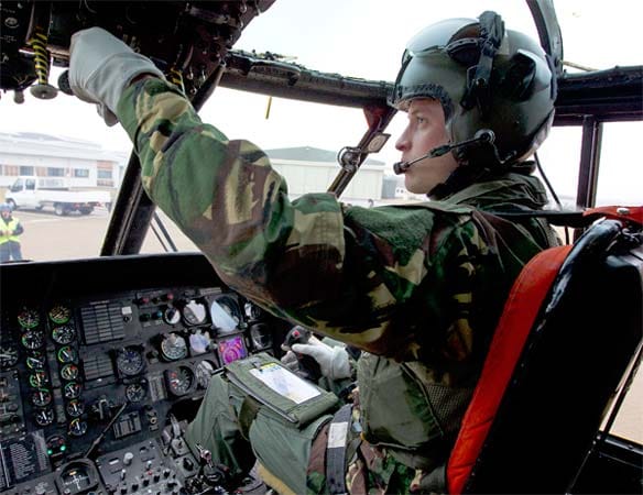 Hauptberuflich ist Prinz William bei der Royal Airforce tätig. Anfang Juni 2012 schloss Flight Lieutenant William Wales, wie er dort genannt wird, dort nach fast zwei Jahren seine Ausbildung zum Rettungspiloten ab. Er dient auf einem Stützpunkt auf der Insel Anglesey in Wales, absolvierte 2012 aber auch einen sechswöchigen Einsatz auf den Falkland-Inseln.