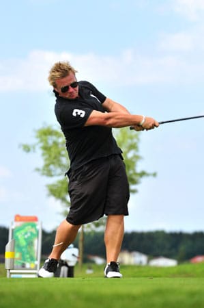 Adi Hengstberger – Profi-Golfer auf dem Grün und auf Schnee und Eis. Hier beim Abschlag auf dem Golfplatz "Valley" in München. Adi Hengstberger – Profi-Golfer auf dem Grün und auf Schnee und Eis. Hier beim Abschlag auf dem Golfplatz "Valley" in München.