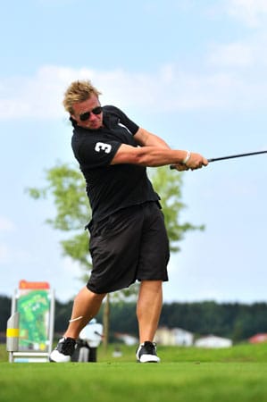 Adi Hengstberger – Profi-Golfer auf dem Grün und auf Schnee und Eis. Hier beim Abschlag auf dem Golfplatz "Valley" in München.