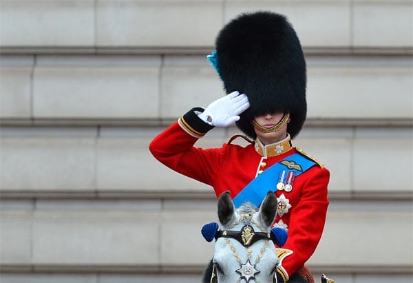 William stellt sich aber auch immer wieder gern in den Dienst der "Firma", wie sein Großvater Prinz Philip die königliche Familie angeblich nennt. Mit seiner Gattin Catherine absolvierte er 2011 eine Auslandsreise in die USA und nach Kanada. Zudem ist er bei offiziellen Anlässen wie dem Diamantenen Thronjubiläum seiner Großmutter, Queen Elizabeth II., oder anderen royalen Großereignissen zugegen - gerne auch in Uniform.