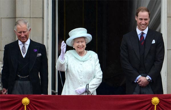 Schließlich ist Prinz William der Zweite in der britischen Thronfolge und wird eines Tages die Königin und ihren Nachfolger Prinz Charles beerben.