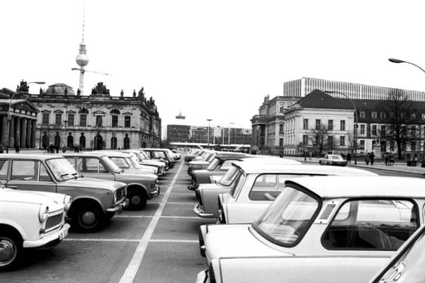 In der ehemaligen Deutschen Demokratischen Republik dominierte der Trabant das Straßenbild, wie hier im damaligen Ost-Berlin.
