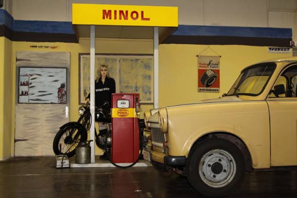 Ein typisches Bild aus alten sozialistischen Zeiten - nachgestellt im Museum: Ein Trabant fährt zum Tanken an eine der wenigen Minol-Tankstellen. Aus der Zapfsäule floss der bewährte Zweitakt-Mix in den Trabi-Tank.