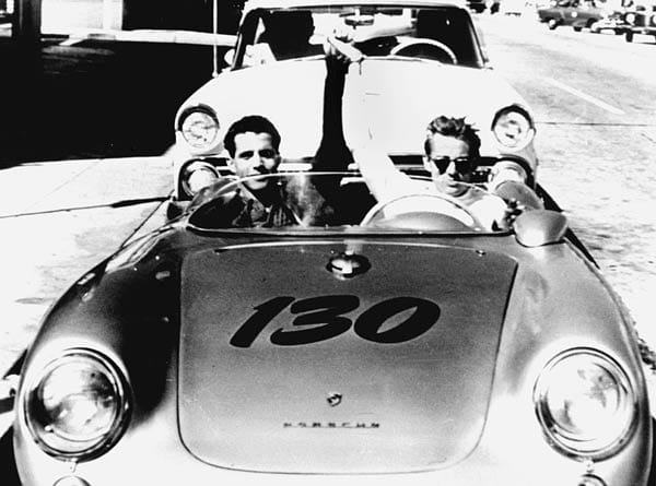Berühmtester Besitzer eines Porsche 550 Spyder - der Unfalltod des Schauspielers James Dean (r.) in seinem "Little Bastard" trug entscheidend zum Mythos des Sportwagens bei.