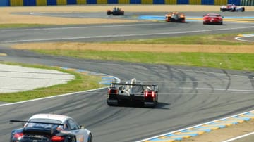 Le Mans – das ist die ganz große Auto-Show. Nicht nur fürs Auge, vor allem fürs Ohr. In vier Klassen treten Rennwagen an. Jede Klasse hat eigene Reglements für Hubraumgrößen und Motoreneinstellung.