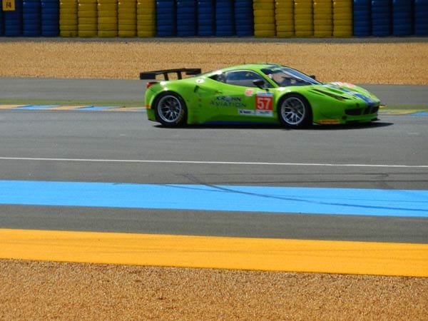Der Achtzylinder im Ferrari 458 Italia von Luxury Racing kreischt heiser wie ein Bohrer, der nur mühsam durch Beton dringt.