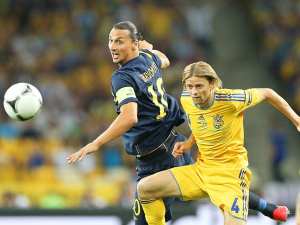 Beim Spiel Schweden gegen die Ukraine treffen Zlatan Ibrahimovic (li.) und Bayern-Profi Anatoli Timoschtschuk aufeinander.