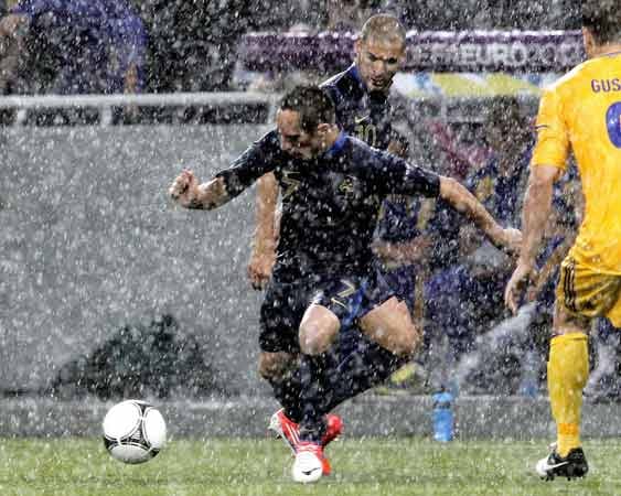 Doch dann rollt der Ball: Franck Ribéry führt das Leder in der Regenschlacht gegen die Ukraine.