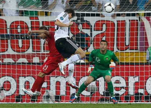 Mario Gomez tritt im Spiel gegen Portugal als Erlöser auf. Er köpft das einzige Tor des Spiels, das Deutschland drei Punkte bringt.