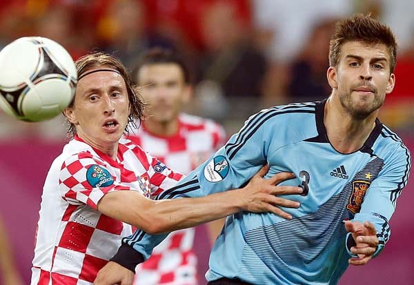 In der Partie Kroatien gegen Spanien treffen die Stars Luka Modric (li.) und Gerard Pique aufeinander.