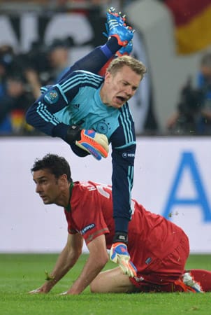 Der erste Aufreger im ersten EM-Spiel der Deutschen: Der Portugiese Helder Postiga (li.) geht mit gestrecktem Bein in DFB-Keeper Manuel Neuer rein und kassiert dafür die Gelbe Karte.