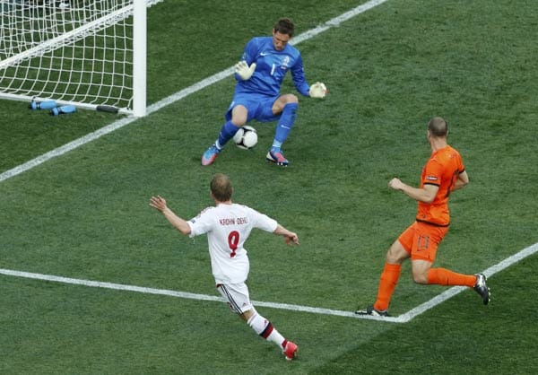 Denn Michael Krohn-Dehli schießt Dänemark zum Sieg. Eine bittere Auftakt-Niederlage für die Holländer.
