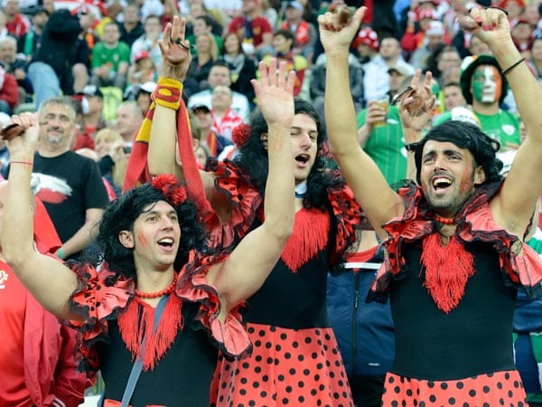 Vor dem zweiten Gruppenspiel der Spanier gegen Irland heizen diese Iberer ihr Team im landestypischen Flamenco-Kleid an. Olé Espana!