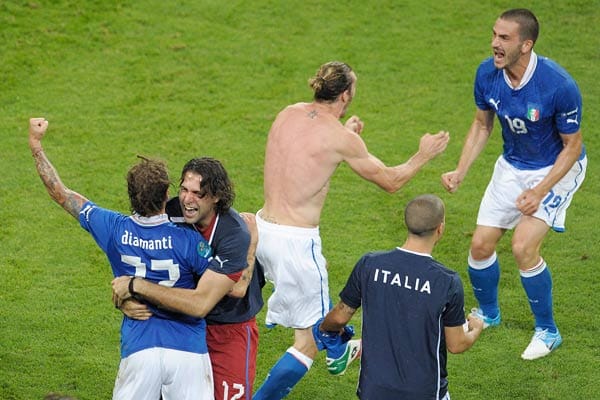 Als klar ist, dass Italien die Vorrunde überstanden hat, brechen bei den Spielern alle Dämme.