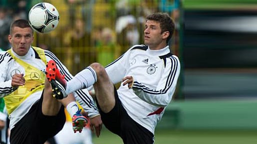 Zweikampfverhalten: Lukas Podolski und Thomas Müller (re.) könnte die Zuschauerrolle drohen. Zweikampfverhalten: Lukas Podolski und Thomas Müller (re.) könnte die Zuschauerrolle drohen.