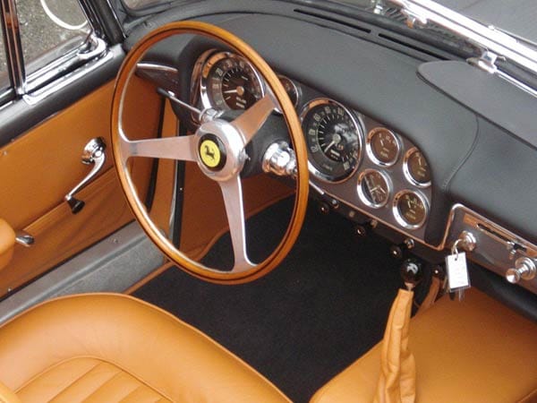 Die in Chrom gefassten Instrumente des Ferrari 250 Cabriolets.