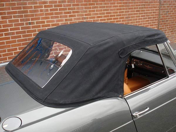 Das Cabrio-Verdeck lässt sich wie bei den meisten italienischen Cabriolets mit wenigen Handgriffen bedienen.