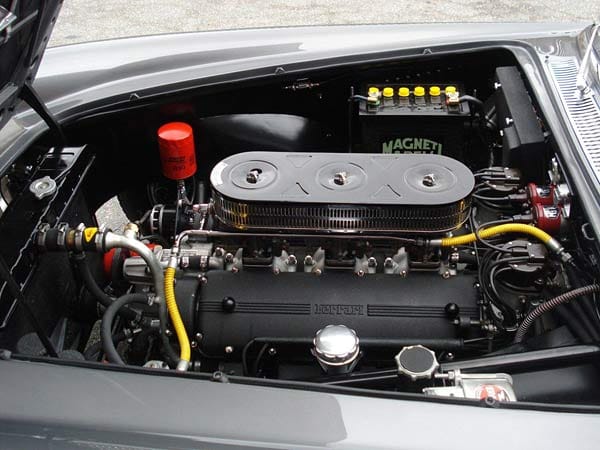 Der Motor ist ein Dreiliter-Zwölfzylinder mit 240 PS.