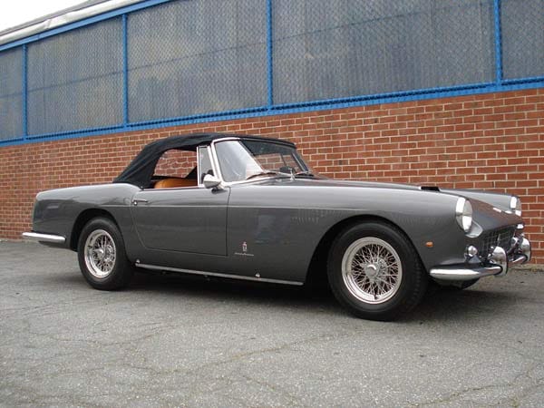 Auch wenn sich das Verdeck harmonisch in die Linienführung einfügt - besser sieht das Ferrari 250 Cabriolet offen aus. Auch wenn sich das Verdeck harmonisch in die Linienführung einfügt - besser sieht das Ferrari 250 Cabriolet offen aus.