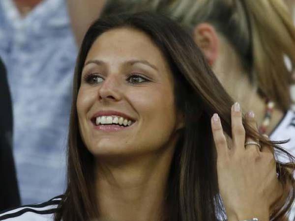 Strahlende Aussichten lieferte Deutschlands Spielerfrau Silvia Meichel. Sie freute sich besonders über das Auftreten ihres Freundes Mario Gomez.