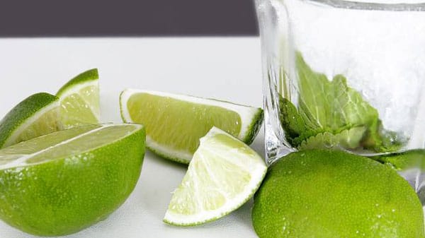 Ein echtes Power-Paket sind Limetten. Ob im Caipirinha oder im Mojito. Überraschen Sie Ihre Liebste also mal mit einem spritzigen Cocktail. Kenner greifen statt Limetten zu exotischen Kumquats oder veredeln den Cocktail mit saftigen Brombeeren.