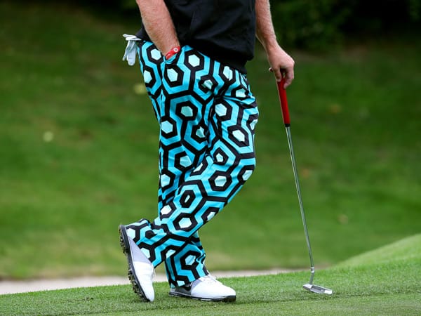 Eine Hose auf der das Auge ausrutscht: Der Golfer John Daly trägt bei den International Open auf Gut Lärchenhof in Pulheim eine ausgefallene Hose. Hoffentlich irritiert die Hose den Amerikaner nicht bei seinen Schlägen.