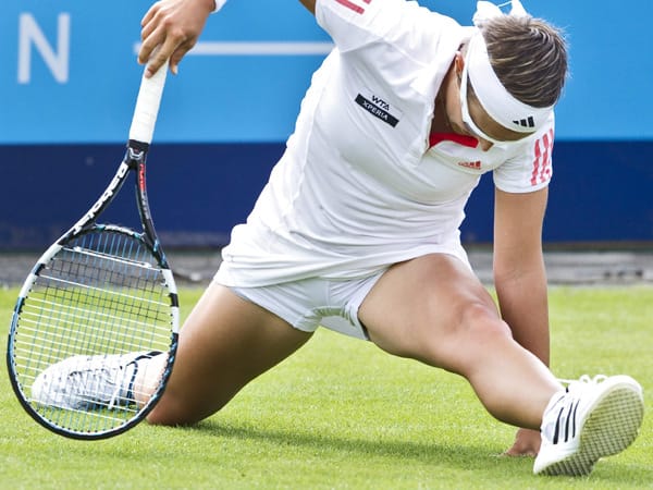 Spagat beim Tennis? Da verwechselt die beglische Tennisspielerin Kirsten Flipkens kurzzeitig die Sportart bei den Unicef Open in Rosmalen, Niederlande.