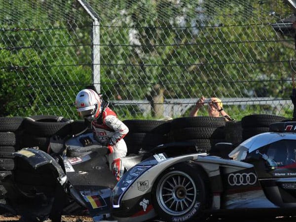 Der Franzose Romain Dumas hilft nach seinem Unfall beim 24-Stunden-Rennen in Le Mans höchstpersönlich, das Chaos zu beseitigen.