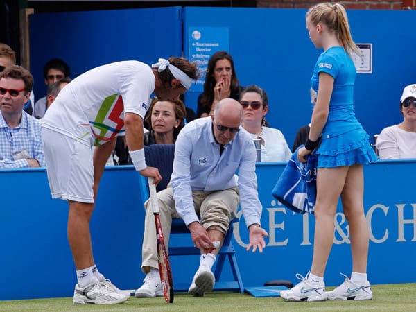 Der Argentinier David Nalbandian (l.) sorgt mit seinem Ausraster im Tennis-Finale von Queens für einen Eklat. Mit seinem Wutausbruch verletzt er den Linienrichter und wird disqualifiziert. Mit dem Tritt hat er die Aufmerksamkeit auf sich gezogen.