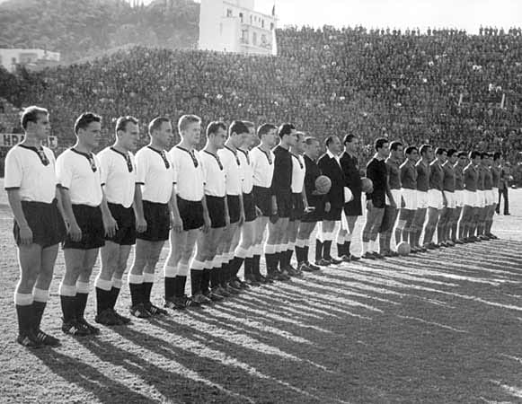 Am 20. November 1960, in der Qualifikation für die Weltmeisterschaft 1962, treffen Deutschland und Griechenland zum ersten Mal überhaupt aufeinander. Es wird ein verheißungsvoller Auftakt: Im Olympia Stadion von Athen gewinnt das DFB-Team durch Tore von Charly Dörfel, Albert Brülls und Helmut Haller mit 3:0.