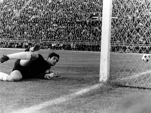 Griechenlands Torhüter Ikonomopoulos kann am 22. November 1970 nur noch hinterher schauen: Günter Netzer hat im rumänischen Bentu soeben das 1:0 für Deutschland erzielt. Den 3:1-Sieg im Freundschaftsspiel machen am Ende Jürgen Grabowski und Franz Beckenbauer perfekt.