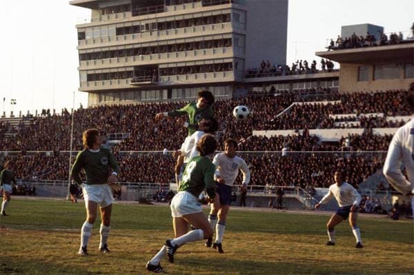 In Piräus, am 20. November 1974, spielt das deutsche Team in den "Ahnen" der Auswärts-Trikots von 2012: Bernd Cullmann (oben) gewinnt im grünen Dress das Kopfballduell. Das EM-Qualifikationsspiel endet unentschieden 2:2 durch Tore von Cullmann und Herbert Wimmer.