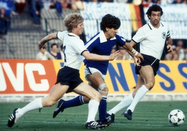 Beim zweiten EM-Titelgewinn der Nationalmannschaft beschert Griechenland der DFB-Auswahl durch ein 0:0 am 17. Juni 1980 den einzigen Punktverlust. Hier versuchen Karl Heinz Förster (li.) und Bernd Cullmann (re.) den griechischen Spieler zu stoppen.