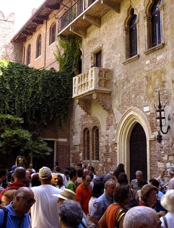 Am "Balconi di Giulietta" in Verona in Italien soll Shakespeares Julia aus "Romeo und Julia" damals gestanden haben, auch wenn im Stück selbst nie von einem Balkon die Rede war.