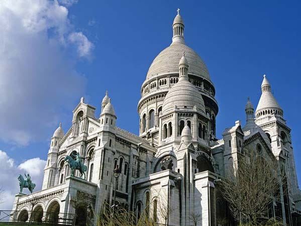 Paris, Paris, die "Stadt der Liebe". Entführen Sie sie am besten an die Basilika Sacré-Coeur im Künstlerviertel Montmartre. Hier liegt Ihnen bei Sonnenuntergang erst die Stadt zu Füßen, dann Ihre Freundin.