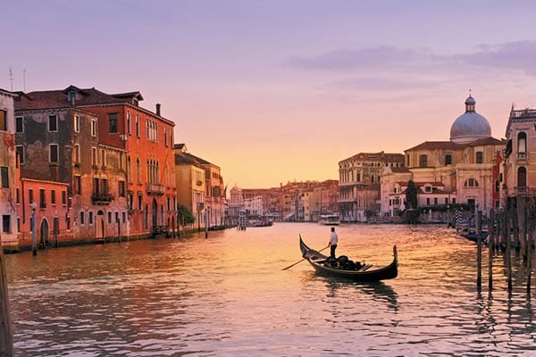 Venedig ist quasi eine Pilgerstätte für verliebte Paare. In den engen Gassen zwischen all den herrlichen Palästen geht die Fantasie Ihrer Liebsten garantiert mit Ihnen spazieren.