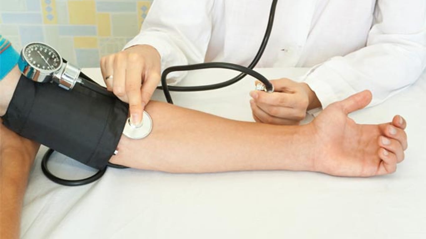 Bluthochdruck erhöht das Risiko für Schlaganfall und Herzinfarkt.