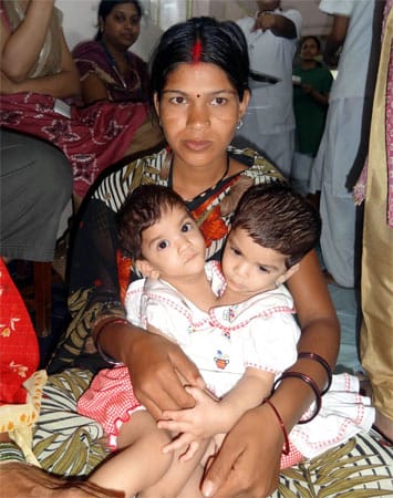 Maya Yadav hält ihre Töchter Stuti und Ardhna im Arm. Die Mädchen sind inzwischen elf Monate alt.