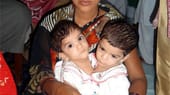 Maya Yadav hält ihre Töchter Stuti und Ardhna im Arm. Die Mädchen sind inzwischen elf Monate alt.
