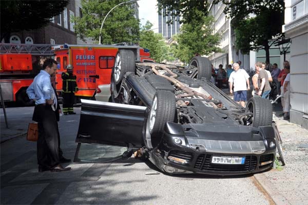 Wenn sich ein Auto überschlagen hat, gilt es, einige Dinge zu beachten.