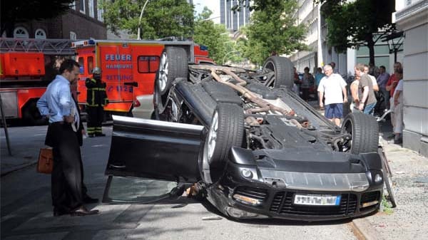 Wenn sich ein Auto überschlagen hat, gilt es, einige Dinge zu beachten.